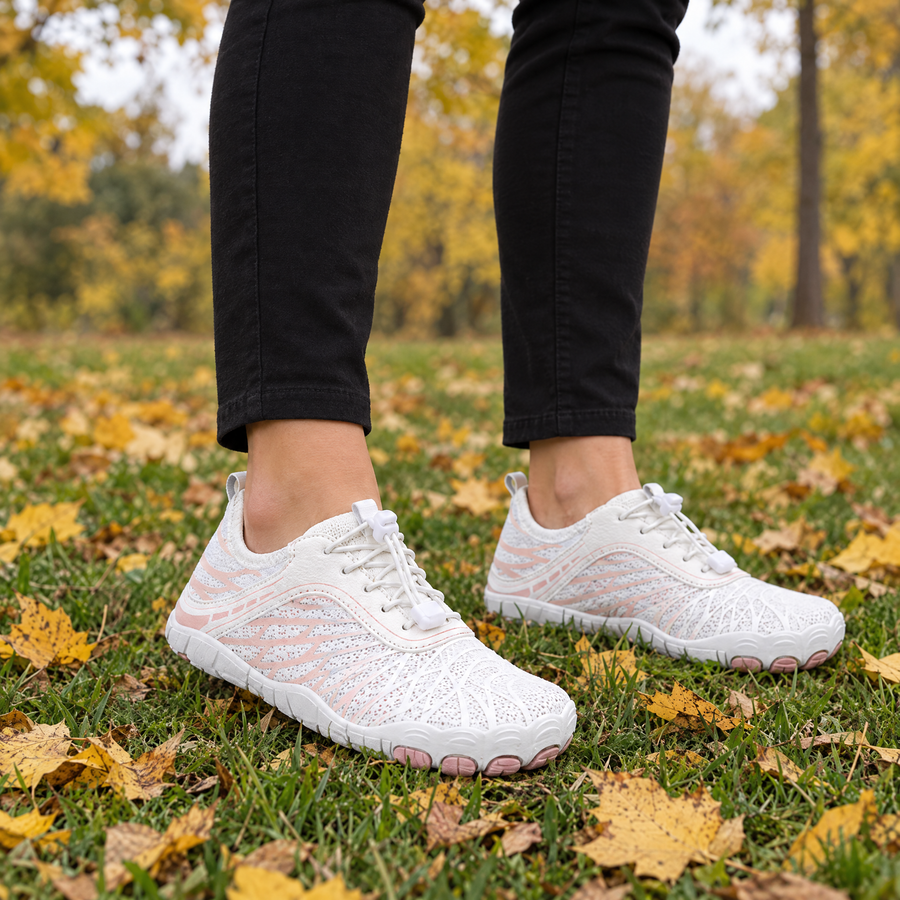 Dunefoot Pro in White on an autumn lawn